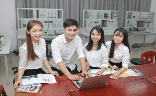 Giờ thực hành sinh viên ngành Công nghệ Điện điện tử tại Đại học Duy Tân
